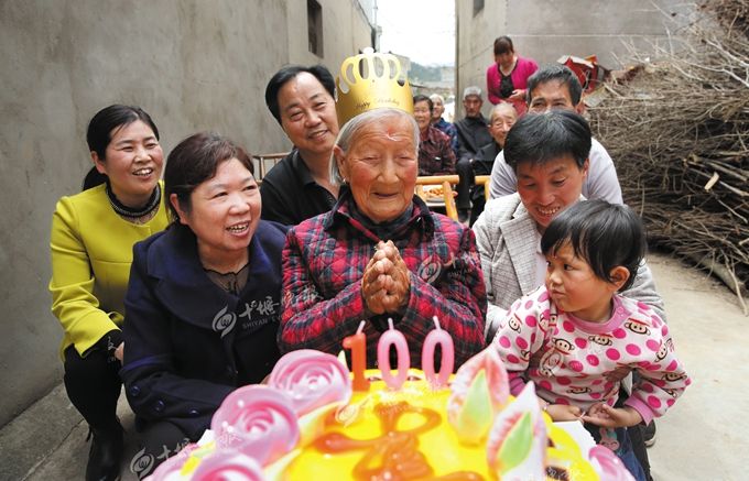 老太太亲身示范长寿秘诀的简单介绍