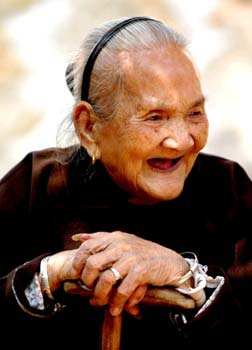 101岁老人教授特殊长寿秘诀(132岁中国老人首次公开长寿秘诀)