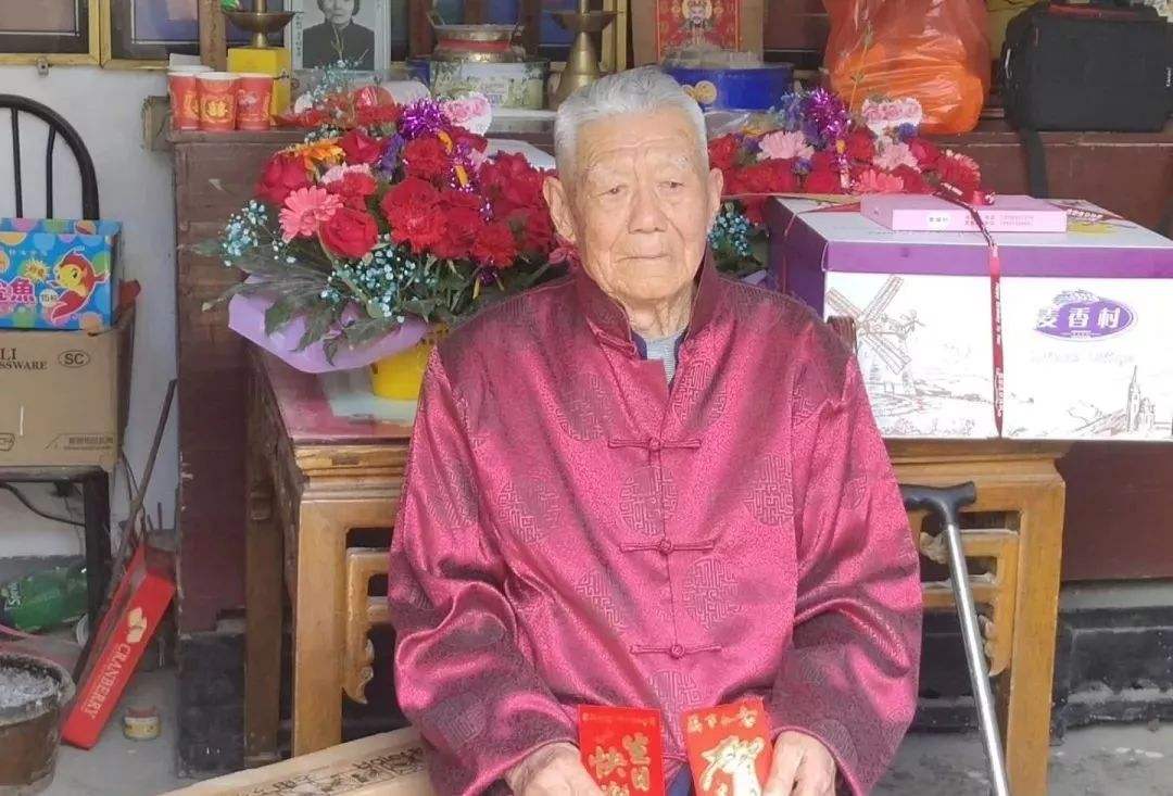 百岁老人五世同堂长寿秘诀(百岁夫妻的长寿秘诀养堂三宝)