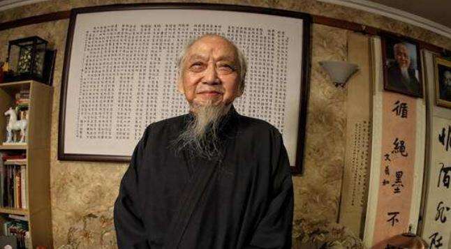 长寿秘诀主要是五个字(104岁老人长寿秘诀只有两个字)